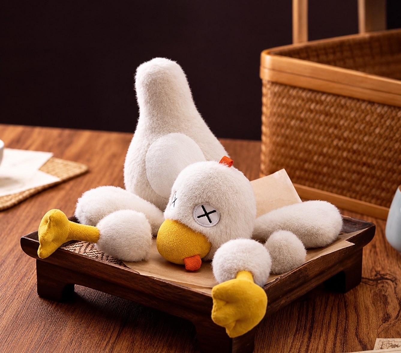 Peluche de pato blanco descansando en una bandeja